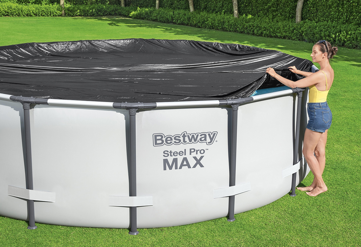 Στην εικόνα απεικονίζεται το κάλλυμα τοποθετημνένο στην πισίνα